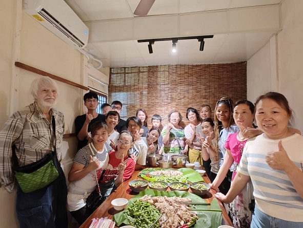 Everyone worked together to complete the Hainanese chicken rice dish (Photo / Sourced from the National Immigration Agency website)